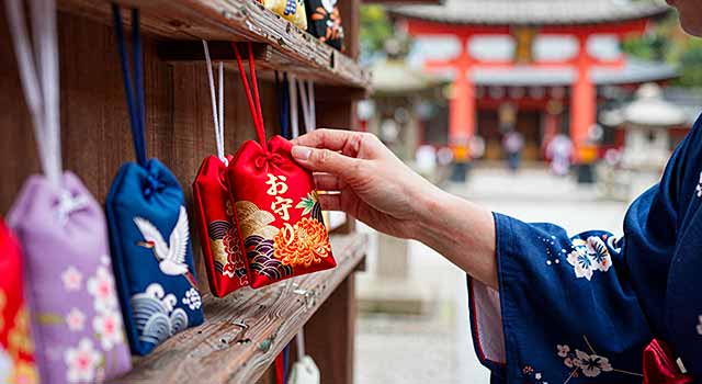 Collection d'Omamori aux couleurs variées