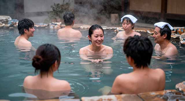 Bain thermal japonais au milieu de la nature